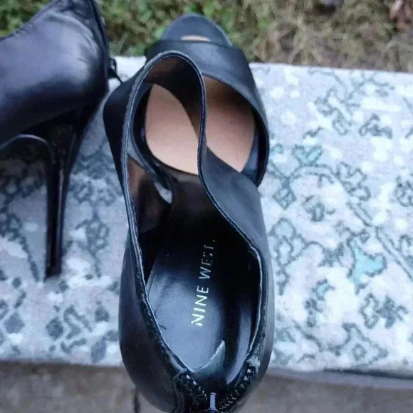 Nine West black leather 4” heels with dramatic side buckle size 6M - Picture 6 of 7